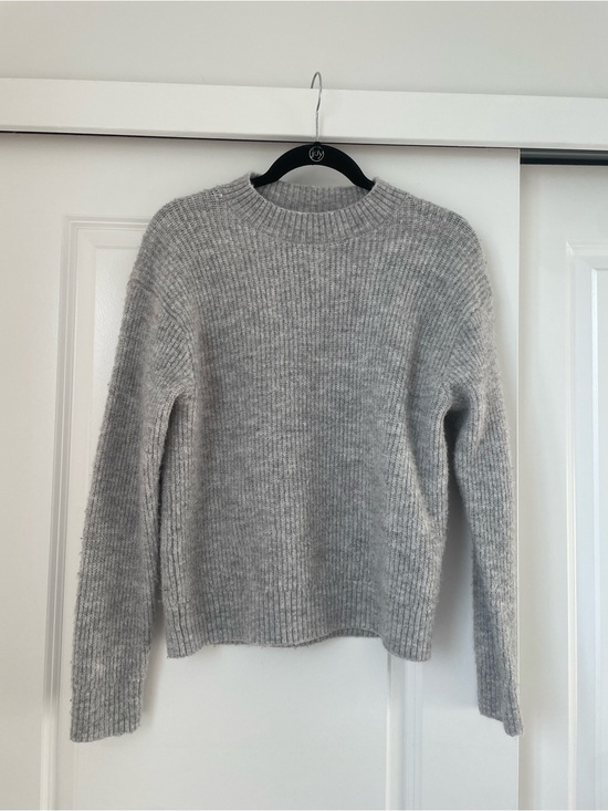 H&M Sweaters - LAST CHANCE‼️ H&M Women's Ribbed Crewneck Sweater - Heather Gray